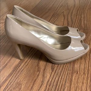 Open toe nude pumps